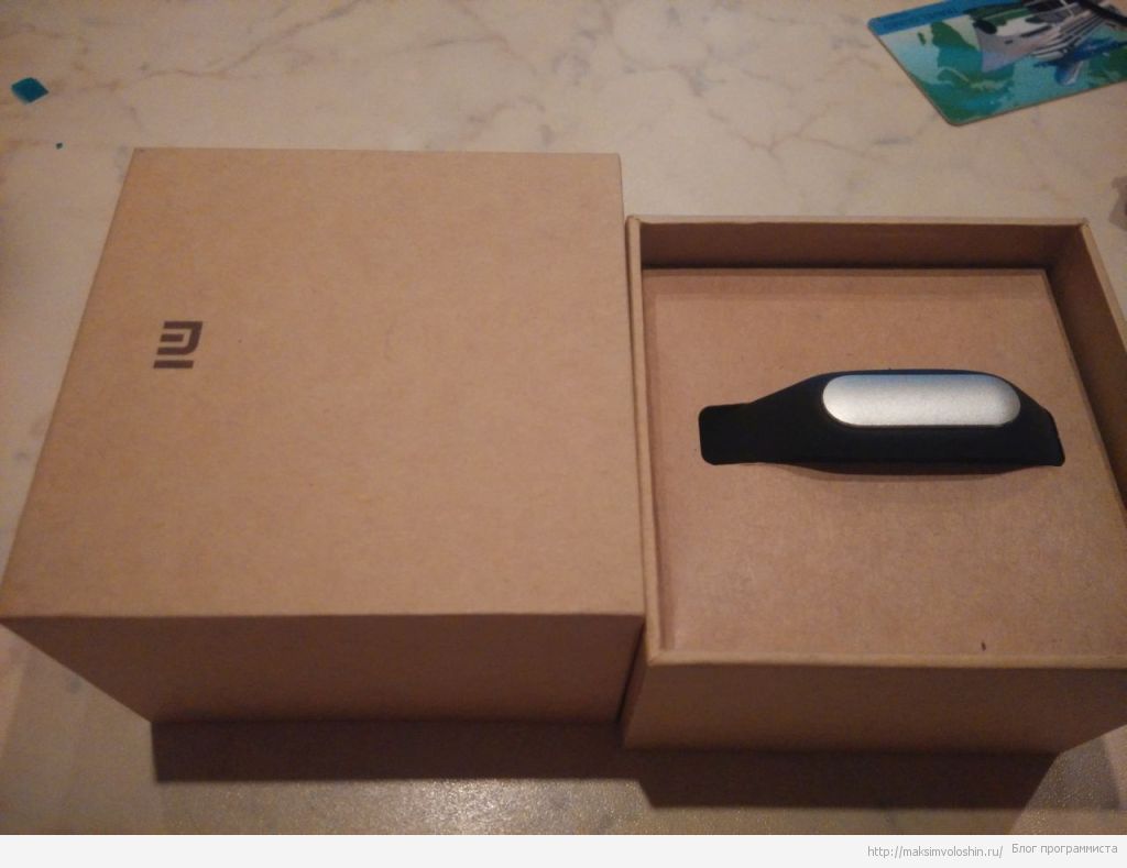 Фитнес браслет Xiaomi Mi Band в  держателе в коробке