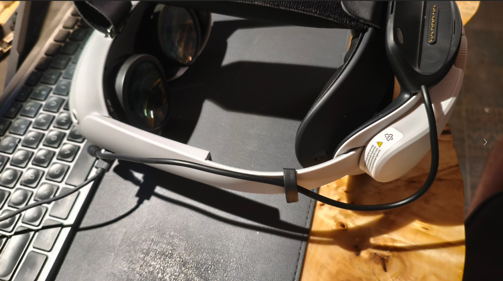 Как я начал мучаться с VR в Linux. Pico 4 Ultra с установлленым крепежом BoboVR P4U. Кабель питания