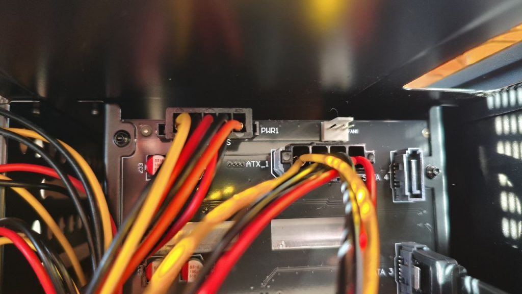 Выбор и сборка NAS сервера. Подключаем питание HDD и питание для кулера