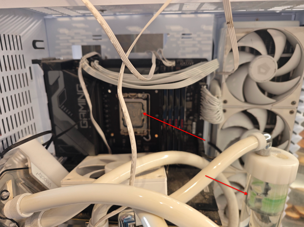 Настало время почистить компьютер. Снял водоблок и верхний радиатор