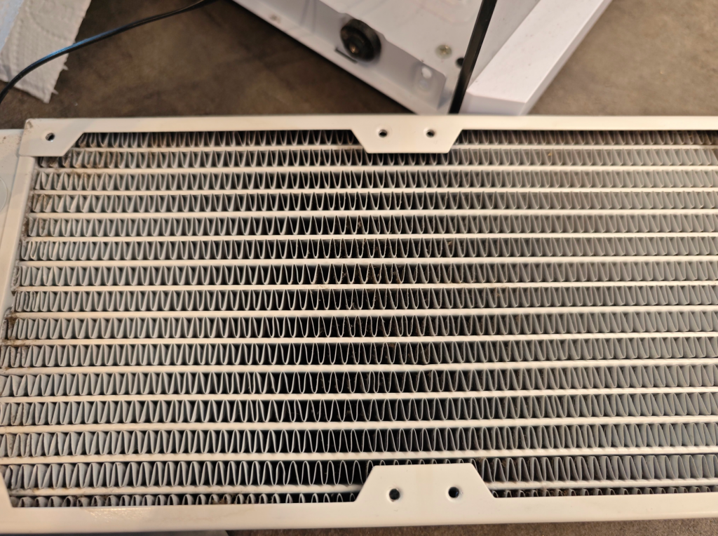 Настало время почистить компьютер. Ручным пылесосом чистим всё