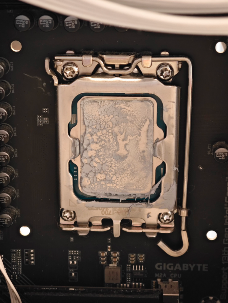 Настало время почистить компьютер. Термопаста на процессоре немного криво выглядит