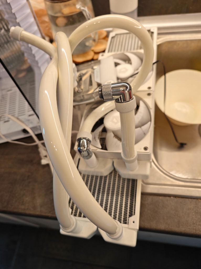 Настало время почистить компьютер. Снял оставшиеся радиаторы и открутил помпу